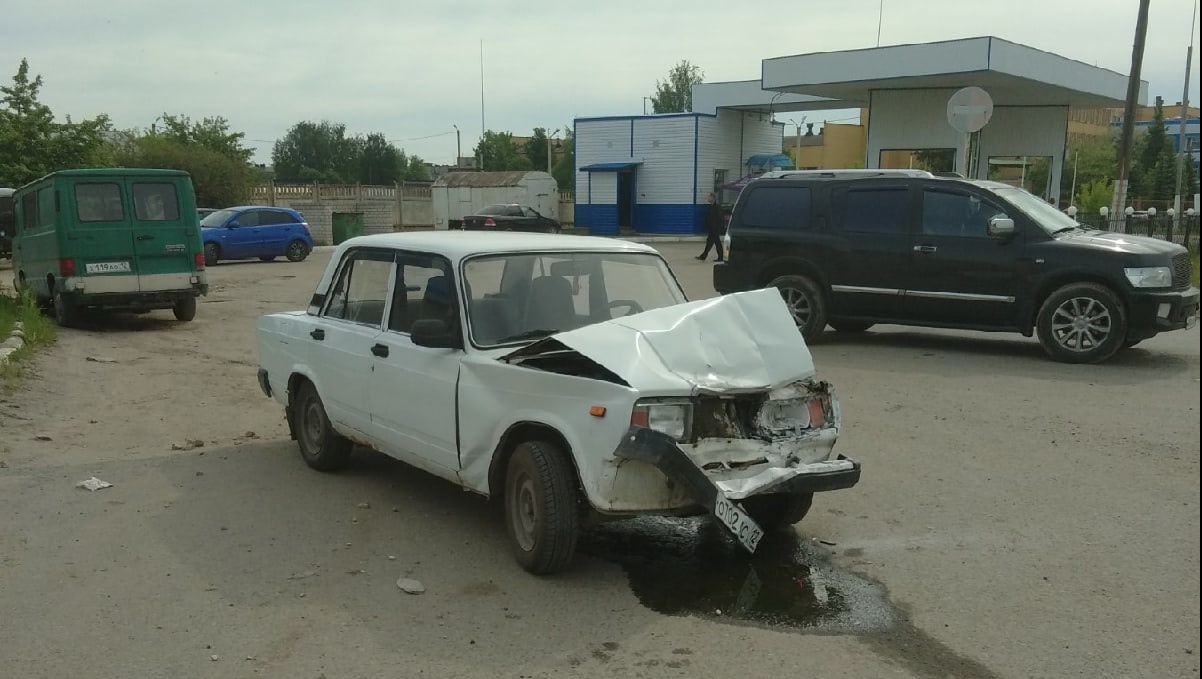 Утром на Садовой столкнулись ВАЗ и Нива | 25.05.2021 | Йошкар-Ола -  БезФормата