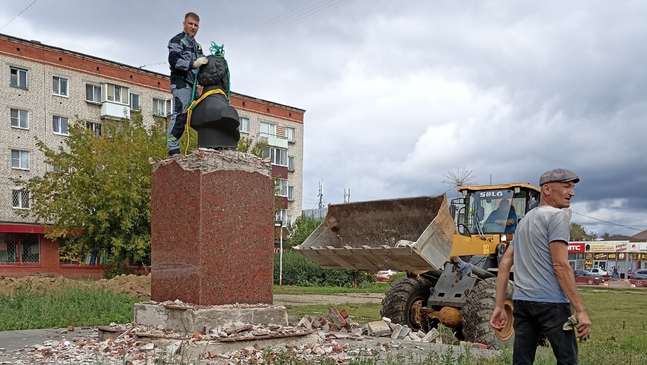 В Волжске сняли с пьедестала Александра Пушкина | Новости Йошкар-Олы и РМЭ