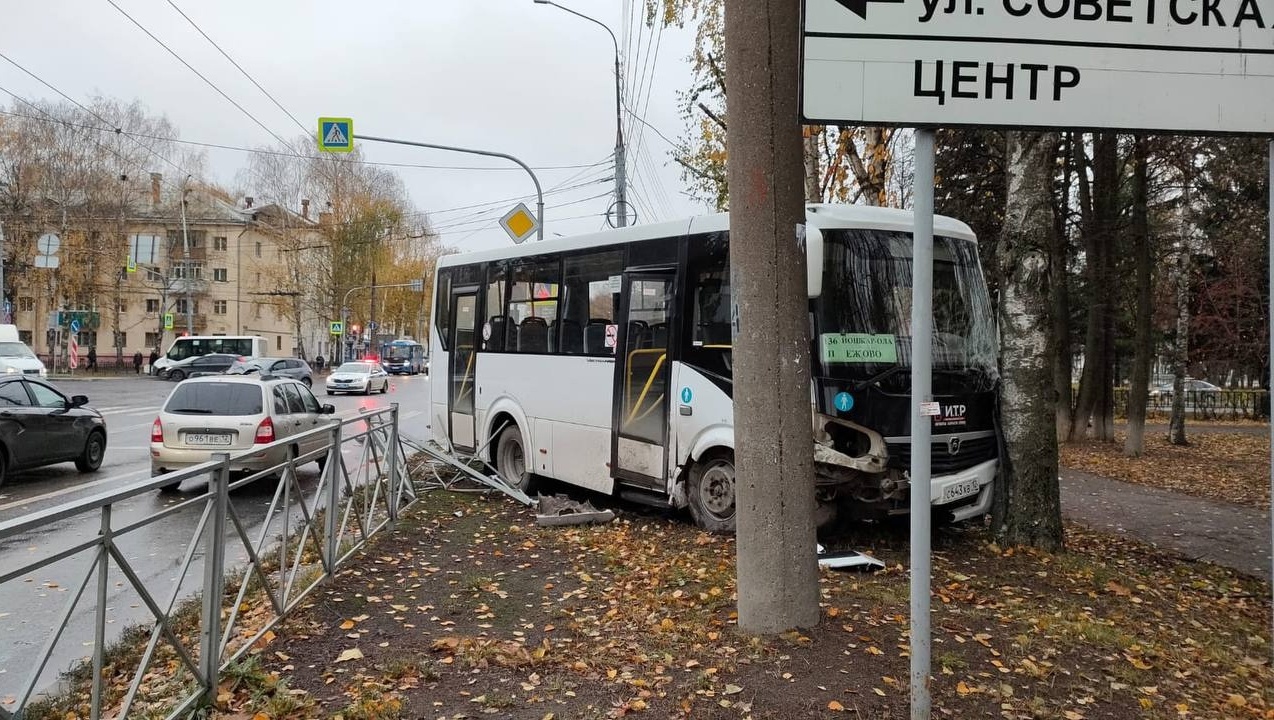 В Йошкар-Оле автобус протаранил ограждение и въехал в дерево | Новости  Йошкар-Олы и РМЭ