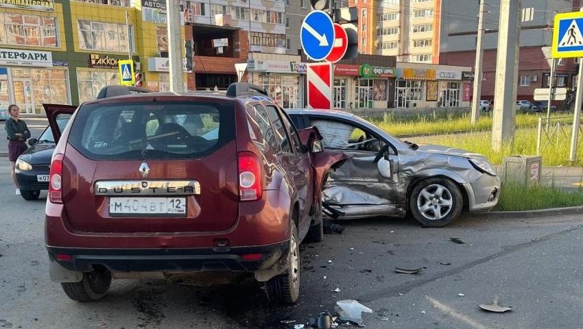 В Йошкар-Оле ищут очевидцев столкновения автомобилей Renault и Opel