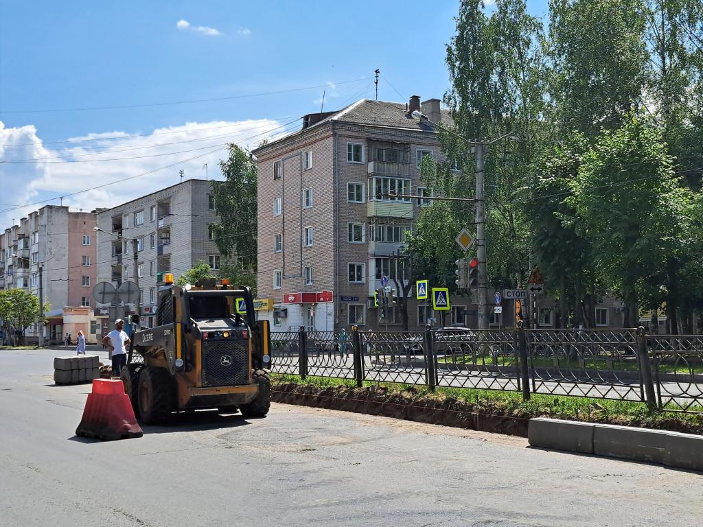 На улице Красноармейской в Йошкар-Оле демонтируют старые бортовые камни |  29.06.2023 | Йошкар-Ола - БезФормата