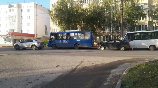 В Йошкар-Оле по вине водителя Lada Granta пострадали два человека