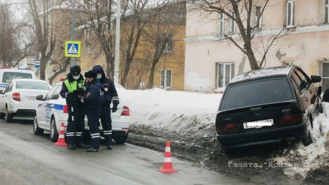 На кольце у «Витаминки» легковой автомобиль оказался на сугробе