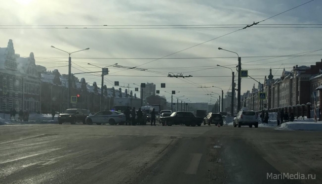 На одном из перекрёстков Йошкар-Олы столкнулись три автомобиля