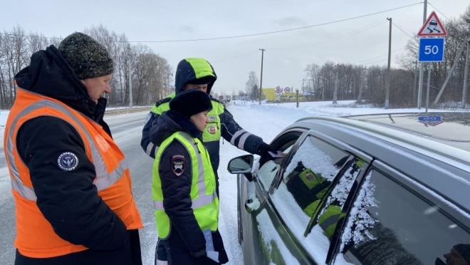 Сотрудники ГИБДД и РЖД провели рейд на железнодорожном переезде возле Руэма