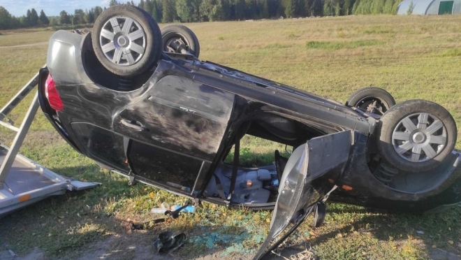 В Медведевском районе перевернулась Lada Kalina с прицепом