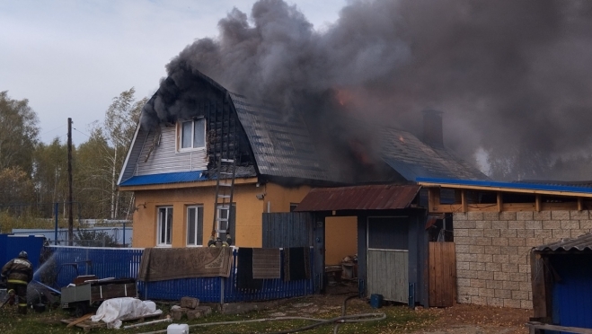 В Волжском районе горел жилой дом