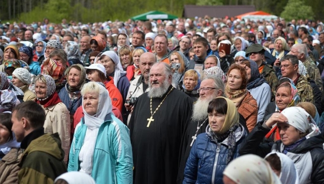 Верующие готовятся к крестному ходу с Владимирской иконой Божьей Матери