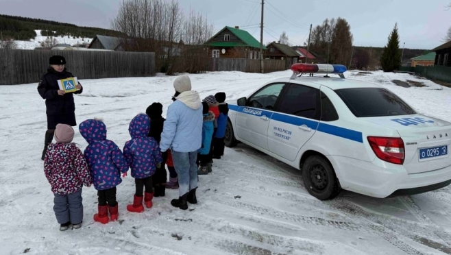 Госавтоинспекторы рассказали дошколятам Куженерского района о ПДД