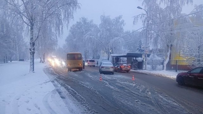 В Йошкар-Оле Lada Vesta врезалась в школьный автобус