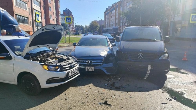 В Йошкар-Оле 65-летний водитель Mercedes-Benz Vito не пропустил на перекрёстке Mercedes-Benz E300