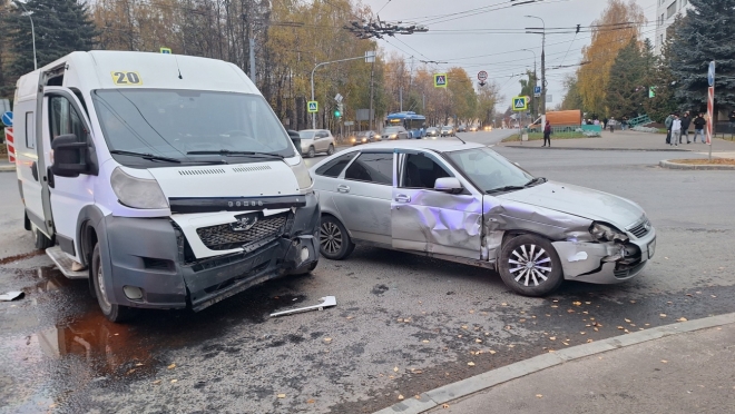 В Йошкар-Оле столкнулись Lada и маршрутка — есть пострадавшая