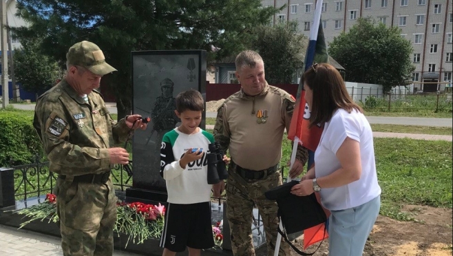 В Сернурском районе ветераны СВО подарили школьнику бинокль