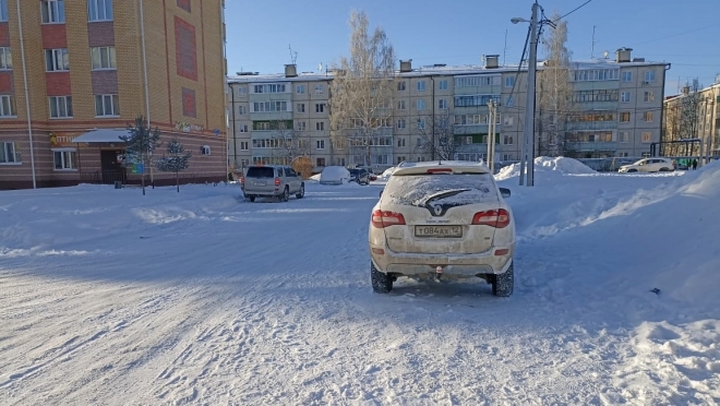 В посёлке Руэм въехали в припаркованный автомобиль