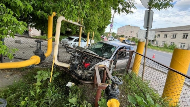 В Йошкар-Оле водитель Renault протаранил опору ЛЭП и «Ладу Гранта»