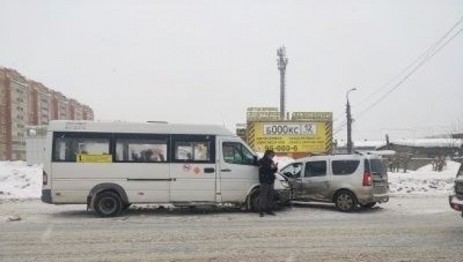 В Йошкар-Оле маршрутное такси попало в ДТП