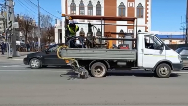 В Йошкар-Оле обновляют дорожную разметку