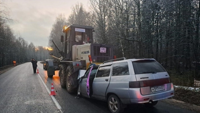 В Звениговском районе автомашина «ВАЗ-21112» врезалась в автогрейдер