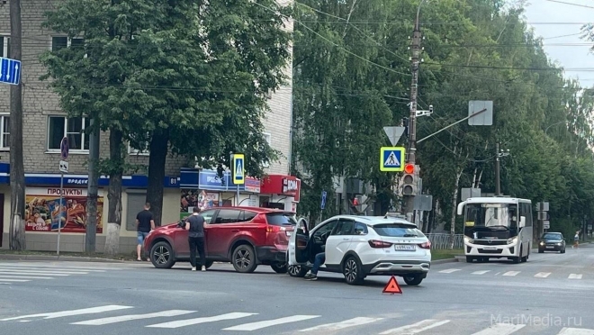 На одном из перекрёстков Йошкар-Олы столкнулись «Лада» и Toyota