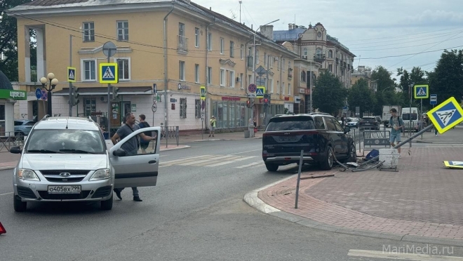 В Йошкар-Оле на улице Советской иномарка сбила дорожный знак