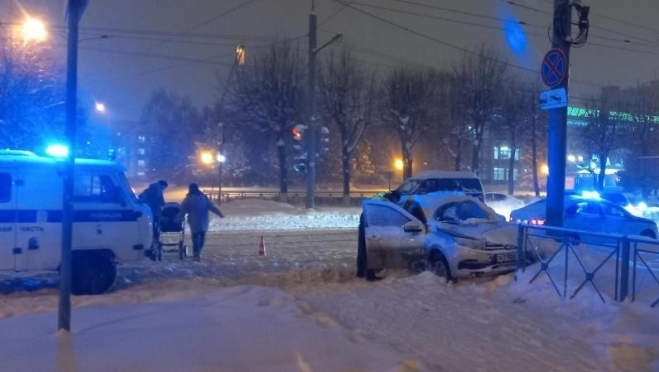 В Йошкар-Оле водитель «Лада Гранта» на тротуаре сбил девочку-подростка