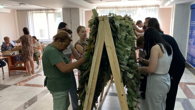 На плетение маскировочных сетей в мэрию Йошкар-Олы приходит всё больше желающих