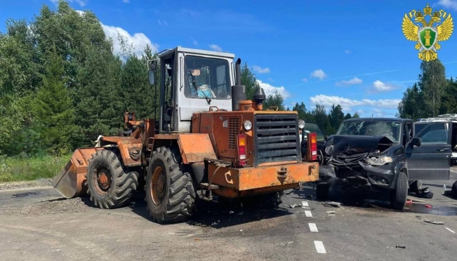 На трассе «Йошкар-Ола — Уржум» погрузчик протаранил «УАЗ»