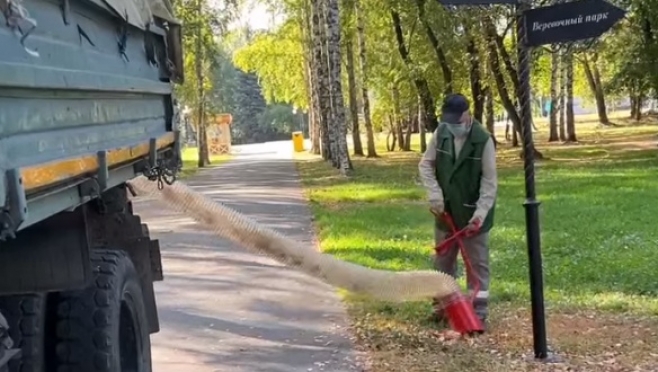 В парке культуры и отдыха в Йошкар-Оле для уборки листьев используют пылесос