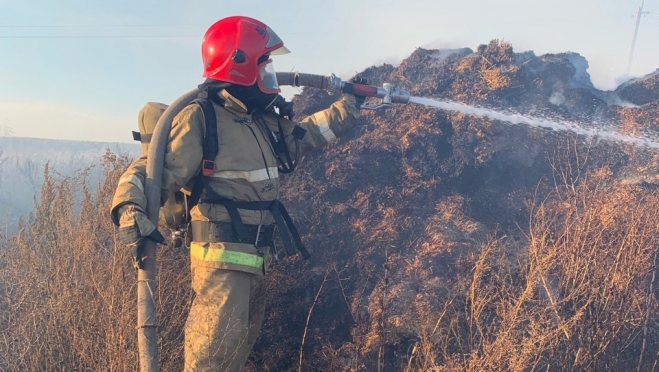 В Советском районе 10 пожарных тушили загоревшуюся солому