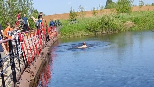 В Йошкар-Оле дети облюбовали для опасных прыжков в воду Понтонный мост