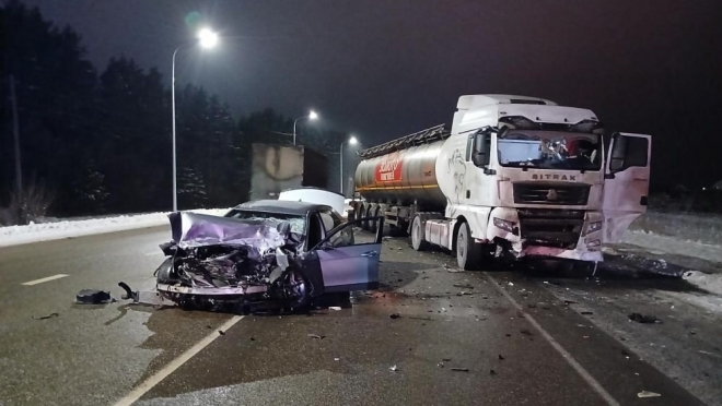 В Марий Эл на Казанском тракте водитель Mercedes-Benz врезался в грузовик