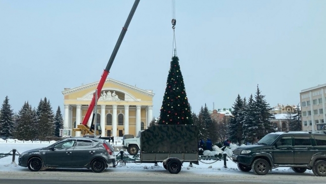 В Йошкар-Оле приступили к установке главной ёлки