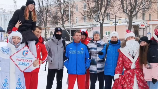 На улицах Йошкар-Олы сегодня горожан поздравляют Дед Мороз и Снегурочка