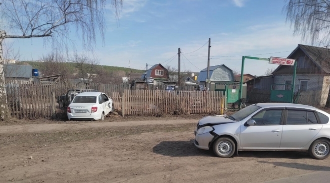 В Волжске водитель «Лады Гранта» протаранил две машины и снёс забор