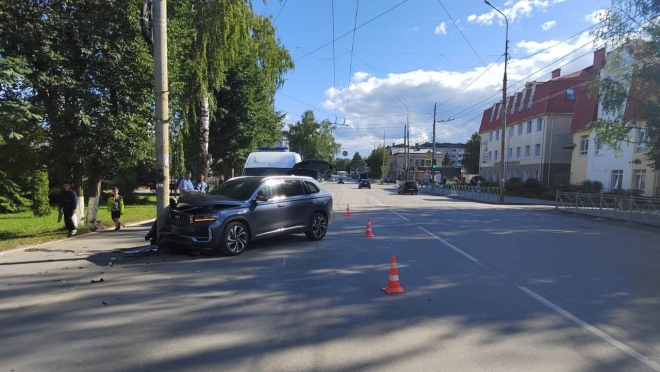 В Медведево иномарка врезалась в столб — пострадали дети