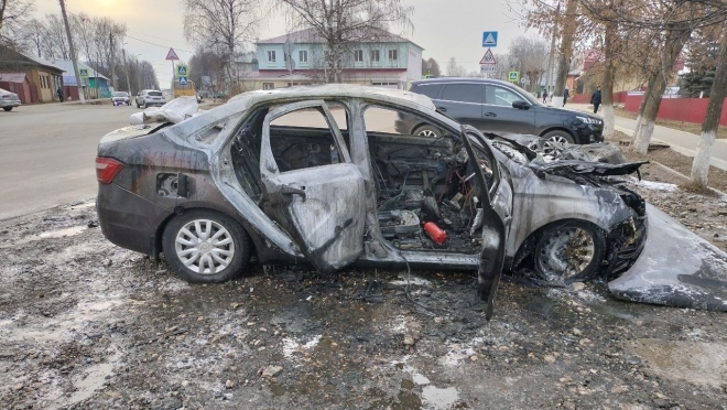 В Мари-Туреке возгорание в автомобиле увидел находившийся в нём ребёнок