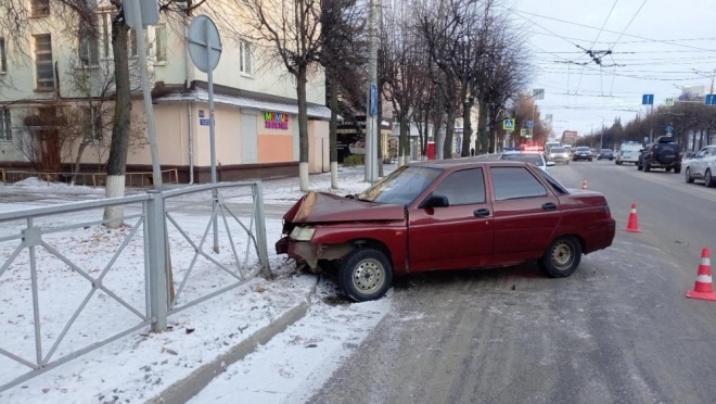 В Йошкар-Оле 19-летний водитель врезался в дорожное ограждение