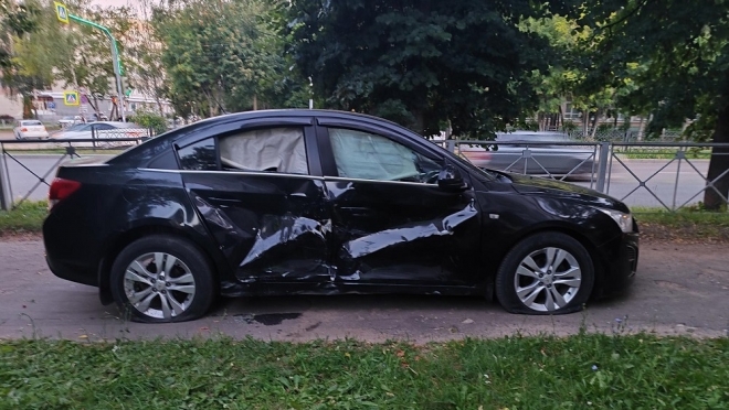 На улице Осипенко в Йошкар-Оле столкнулись Chevrolet и Lada Granta