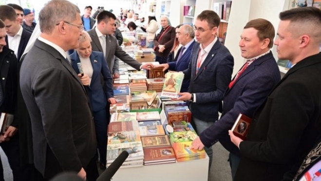 В Уфе с книгами из Марий Эл ознакомился глава Башкортостана