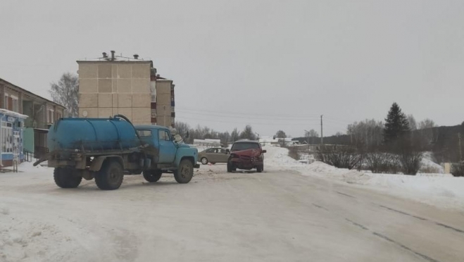 В Куженере женщина-водитель врезалась в грузовик