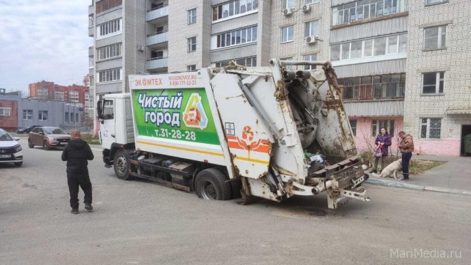 В Йошкар-Оле в одном из дворов провалился в асфальт мусоровоз