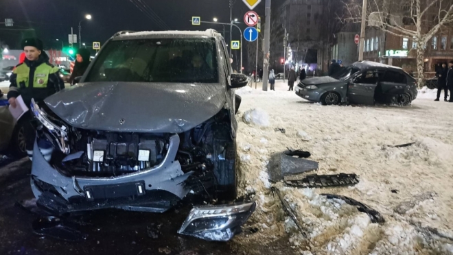 На одном из перекрёстков Йошкар-Олы столкнулись Mercedes и Chevrolet