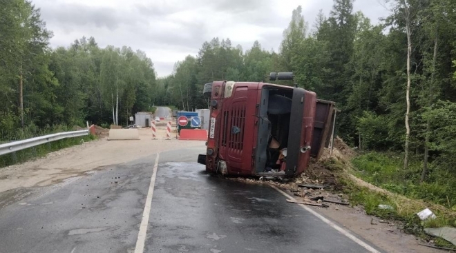 В Марий Эл на загородной трассе перевернулся грузовик