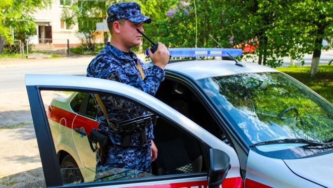 В Волжске пассажир стащил у водителя такси её сумку с деньгами