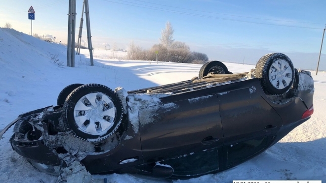 В Медведевском районе опрокинулась иномарка