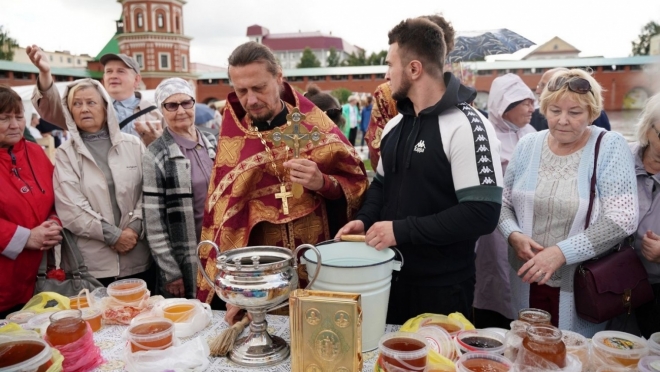 На ярмарке «Медовый Спас» в Йошкар-Оле освятили мёд