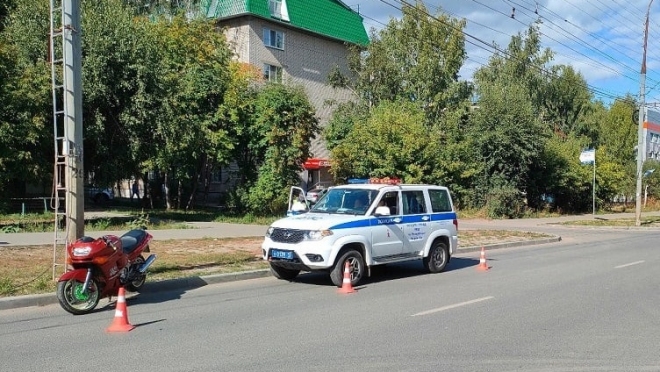 В Йошкар-Оле мотоциклист, избегая столкновения, въехал в бордюр и опору ЛЭП