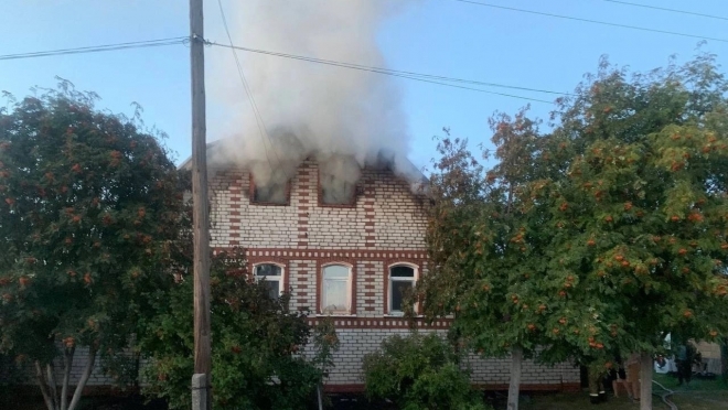 Пожар на чердаке в Медведевском районе грозил уничтожить весь дом