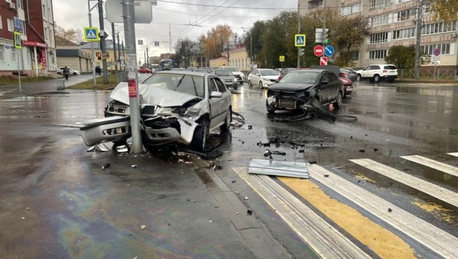 В Йошкар-Оле разбились две иномарки