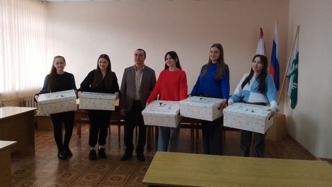 В Сернурском районе пяти семьям вручили комплекты для новорожденных